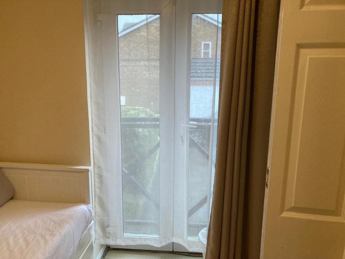 Comfortable Room With Private Balcony And Shared House Londres Extérieur photo