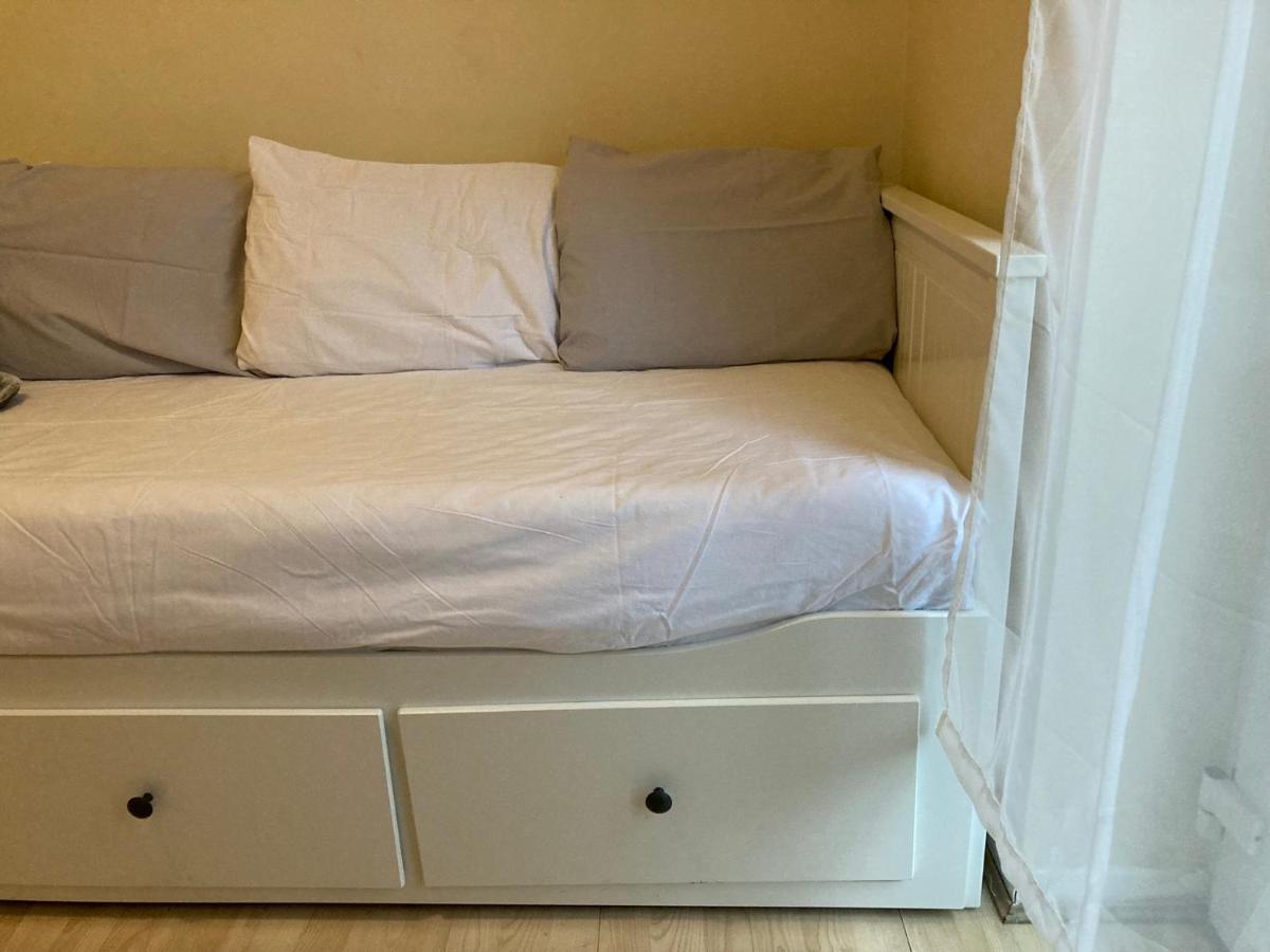 Comfortable Room With Private Balcony And Shared House Londres Extérieur photo