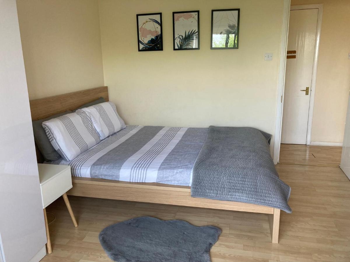 Comfortable Room With Private Balcony And Shared House Londres Extérieur photo