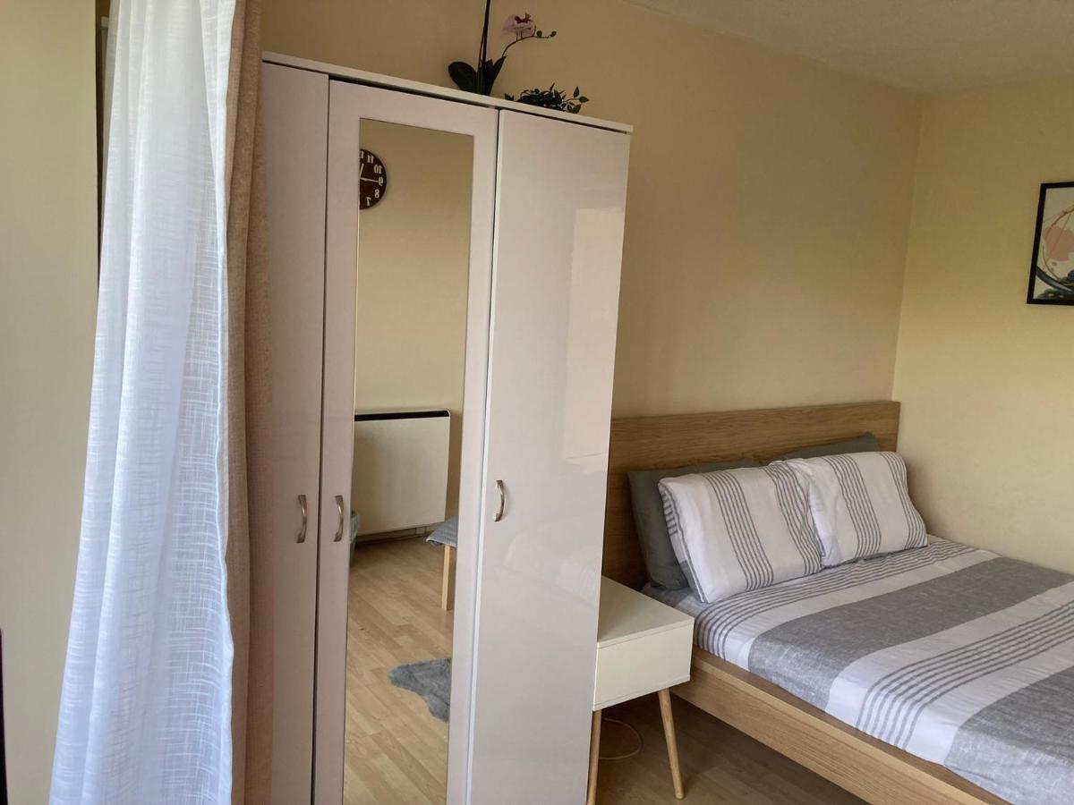 Comfortable Room With Private Balcony And Shared House Londres Extérieur photo