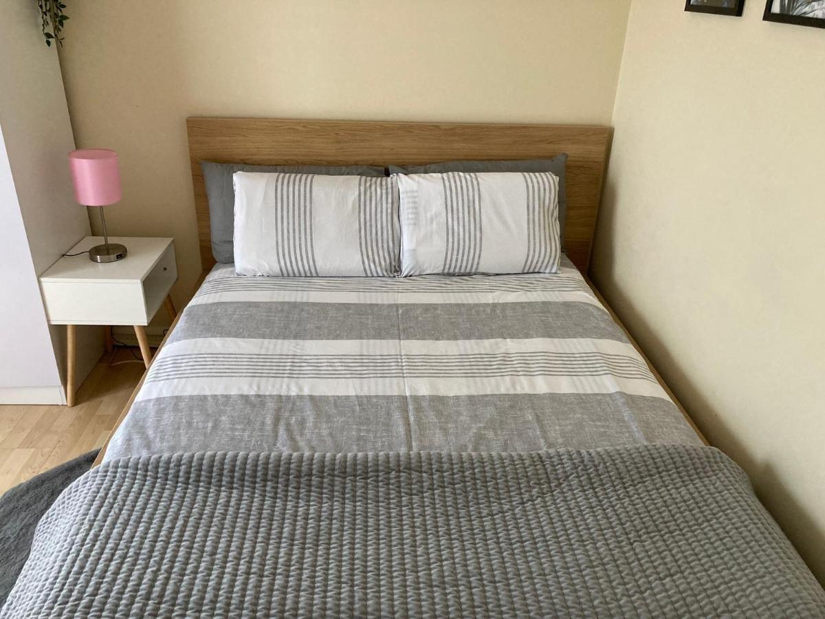 Comfortable Room With Private Balcony And Shared House Londres Extérieur photo